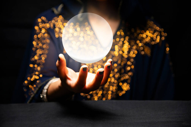 Fortune teller 's handen met kristallen bol - Foto, afbeelding