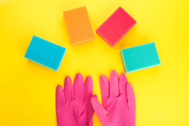 резиновые перчатки для очистки. перчатки для защиты рук
 - Фото, изображение