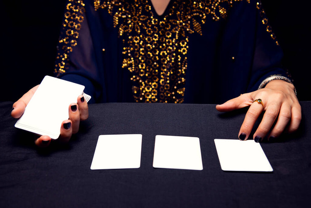 Fortune teller's hands and tarot cards. - Fotografie, Obrázek