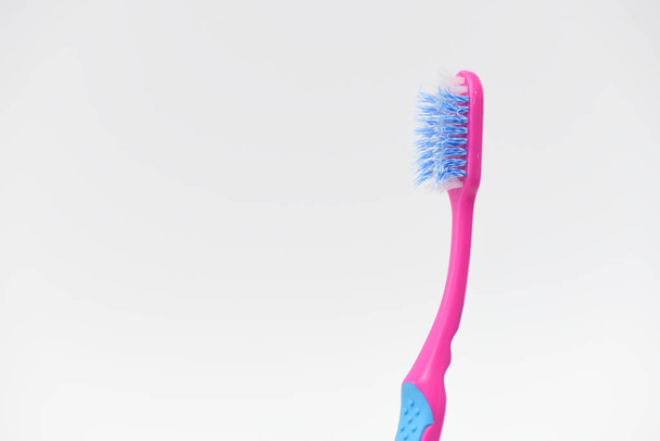 primer plano macro de cepillo de dientes suave y suave cepillo aislado sobre fondo blanco
 - Foto, Imagen