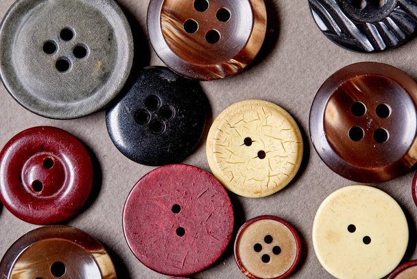 Çok renkli antika düğmeler ve dikiş araçlarının arkaplan ve dokusu, yakın görünüm  - Fotoğraf, Görsel