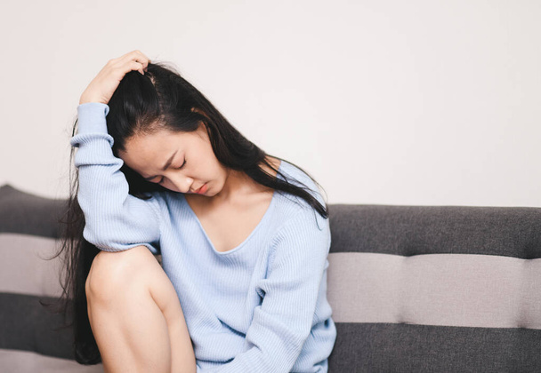 Panikattacken junge Mädchen traurige Angst stressige depressive emotionale auf dem Sofa. Ein Mensch mit Angst, Menschen mit schlechtem Gefühl gesund. - Foto, Bild