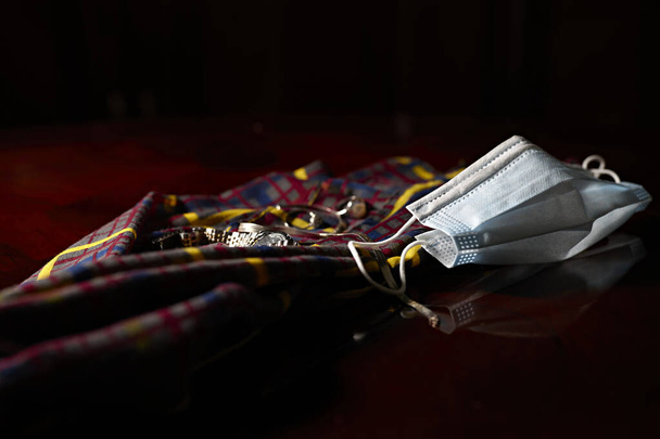 Жіночий шарф з намистом і маскою. Цей аксесуар, вказаний для запобігання ковідо-19 може стати звичайним одягом
. - Фото, зображення