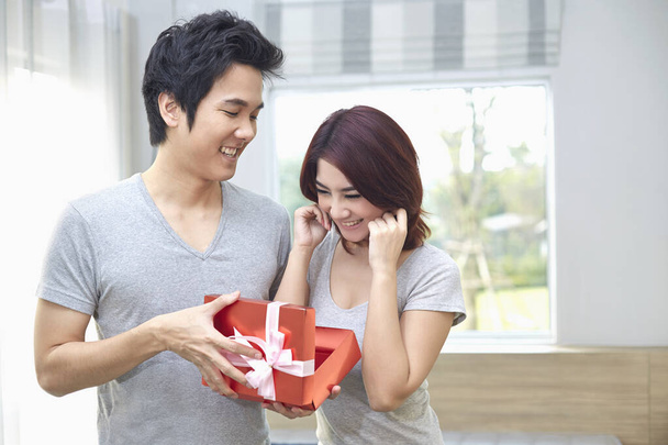 Boyfriend giving his girlfriend a present - Foto, immagini