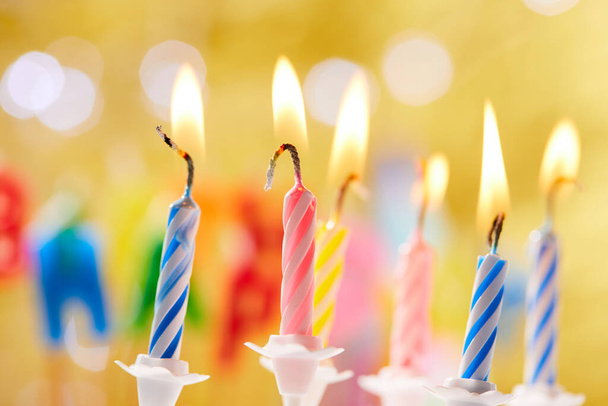 candele di compleanno su sfondo giallo, vista da vicino    - Foto, immagini