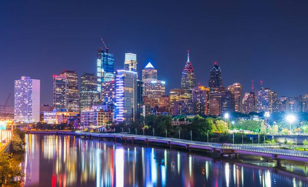 Filadelfia, Pensylwania, PA, USA. 8-23-17: panorama Filadelfii nocą z odbiciem w rzece. - Zdjęcie, obraz