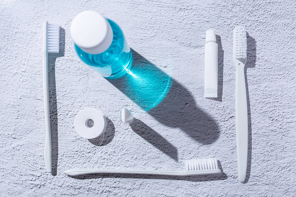 個人用歯科衛生用品。マウスウォッシュ、歯ブラシ、歯磨き粉、デンタルフロス. - 写真・画像