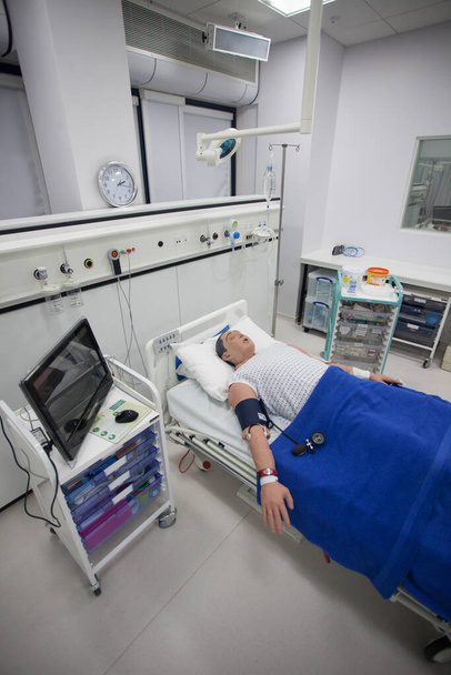 Dummy Patient Testgeräte im klinischen Kompetenzzentrum, Umschulung des Personals für die Coronavirus-Pandemie. COVID-19 - Foto, Bild