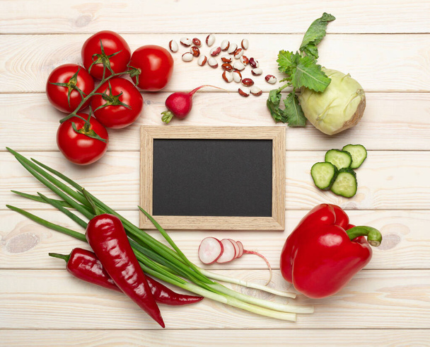 Tiza vacía para tu texto con verduras, fondo de menú, marco principal. Concepto saludable
. - Foto, Imagen