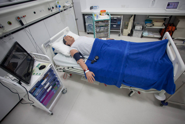 Nukke potilas, jolla on kliinisiä taitoja koskevat testit, NHS-henkilökunnan uudelleenkoulutus koronavirusta varten, COVID-19
 - Valokuva, kuva