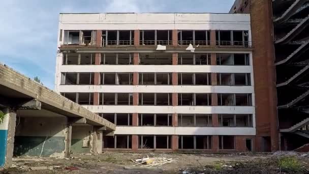 approche en douceur d'un bâtiment abandonné sans fenêtres
 - Séquence, vidéo
