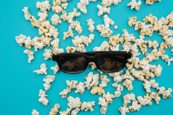 Popcorn a 3D brýle pro film jsou na modrém zadečku. Horní pohled - Fotografie, Obrázek