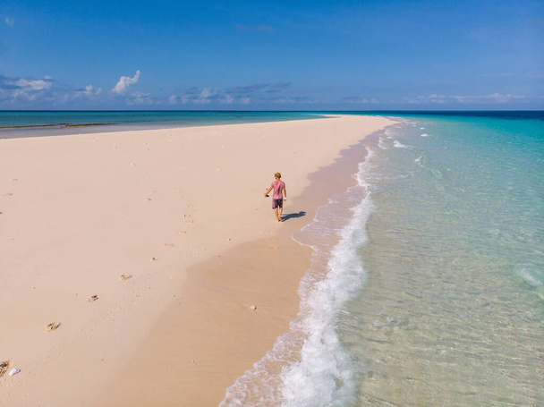 Reiziger op Zanzibar. Leeg strand aan de Sneeuwwitte zandbank van Nakupenda Island. Verschijnen slechts een paar uur in een dag. Dronenschot vanuit de lucht - Foto, afbeelding
