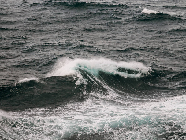 Uitzicht op de golven midden in de Atlantische Oceaan - Foto, afbeelding