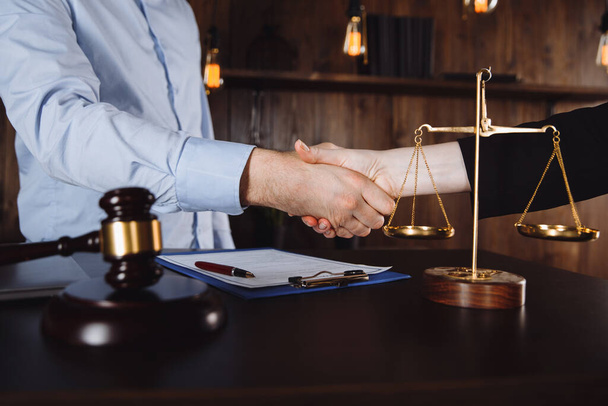 Homme d'affaires serrant la main pour conclure un accord avec ses avocats partenaires ou avocats discutant d'un accord contractuel
 - Photo, image
