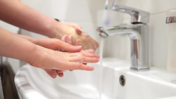 Οικογενειακό πλύσιμο χεριών κάτω από βρύση νερού στο σπίτι. Έννοια προστασίας από τον ιό Coronavirus. - Πλάνα, βίντεο