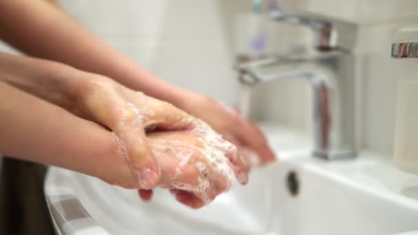 Rodina si doma myje ruce pod vodovodním kohoutkem. Koncept koronavirové ochrany. - Záběry, video
