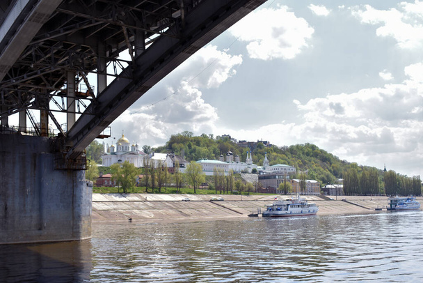 navega a lo largo de la costa de Nizhny Novgorod
 - Foto, imagen