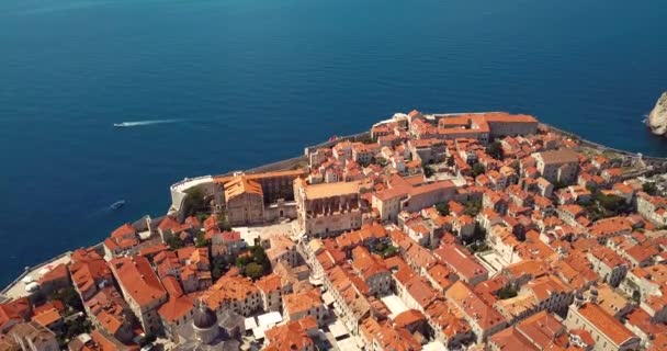 Imágenes 4K Vista aérea a la Fortificación de la Ciudad Vieja y Techos Rojos en Dubrovnik, Croacia
 - Imágenes, Vídeo