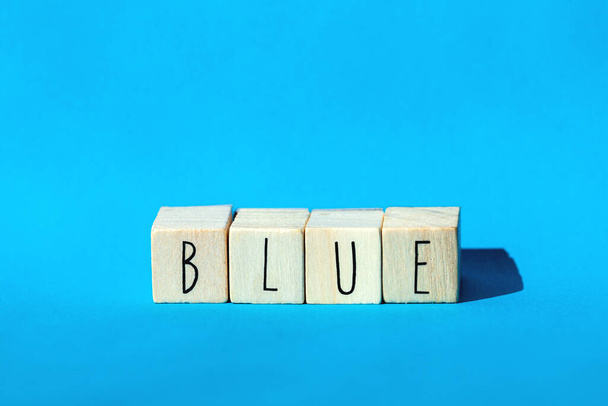 Cubos de madera con la palabra Azul con fondo azul, concepto colorido Diseño retro
 - Foto, Imagen