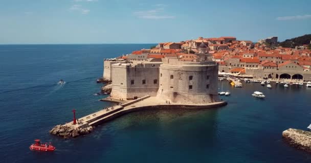Imágenes 4K Vista aérea a la Fortificación de la Ciudad Vieja y Techos Rojos en Dubrovnik, Croacia
 - Imágenes, Vídeo