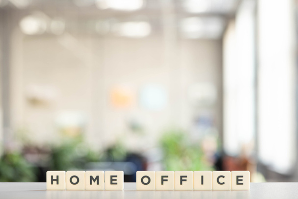 λευκό κύβους με γράμματα γραφείο στο σπίτι σε λευκό γραφείο - Φωτογραφία, εικόνα