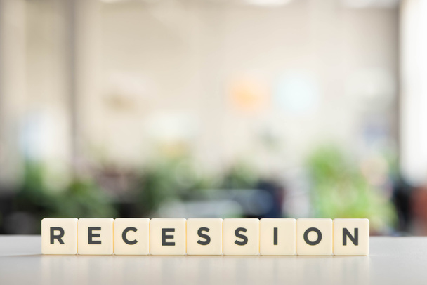 białe bloki ze słowem recesja na biurku - Zdjęcie, obraz