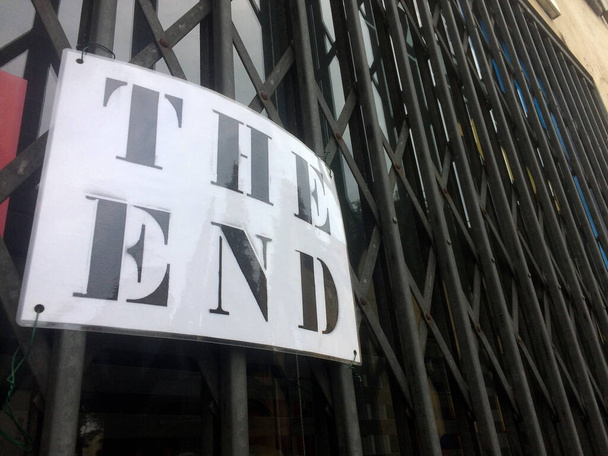 Znak End wiszący przed zamkniętym sklepem w Szwajcarii z powodu kryzysu wywołanego wirusem Corona. To może być wykorzystane jako koncepcyjne zdjęcie kryzysu finansowego po Covid-19 i wielu zamknięć sklepów - Zdjęcie, obraz