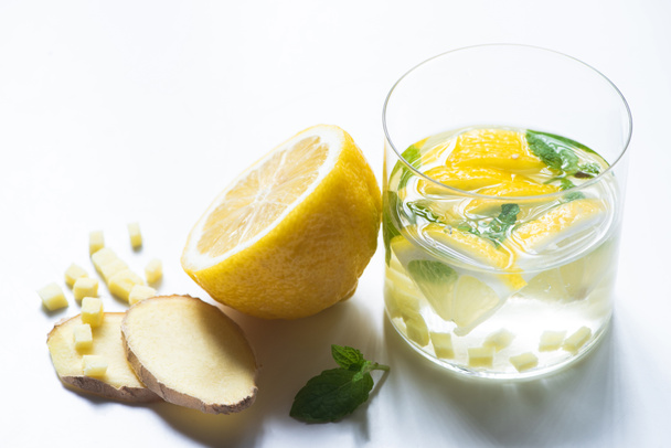 frische Ingwer-Limonade im Glas mit Zitrone und Minze auf weißem Hintergrund - Foto, Bild