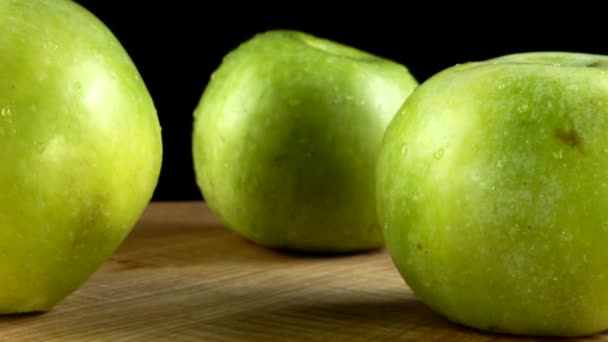 Apples on a black background. Cutting board in the movement. - Metraje, vídeo