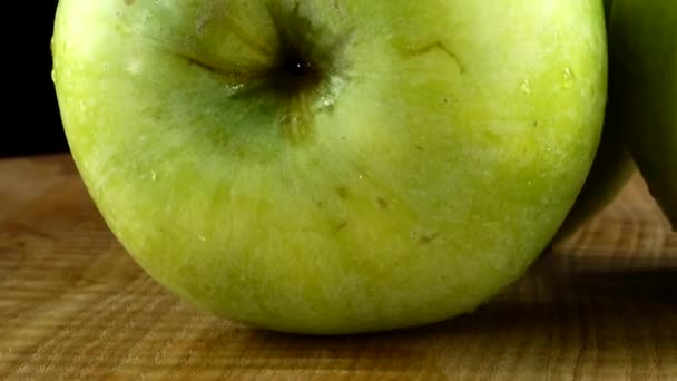 Apples on a black background. Cutting board in the movement. - Metraje, vídeo