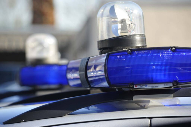 luz azul acesa num carro da polícia, sinal de emergência
 - Foto, Imagem