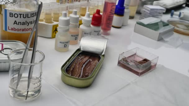 Científico de laboratorio experimentado analizando una muestra de una lata de comida enlatada, infección por botulismo en personas enfermas
 - Metraje, vídeo
