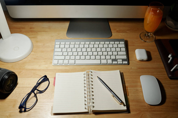 Открыт планировщик, ручка и очки на столе домашнего офиса во время пандемии коронавируса
 - Фото, изображение