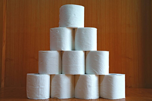 Nahaufnahme von zehn Rollen Toilettenpapier - Foto, Bild