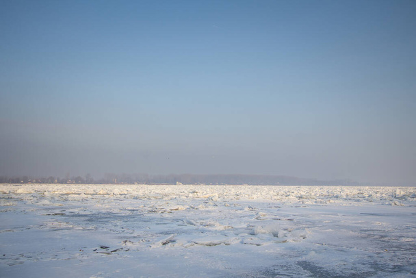 Panorama do Danúbio Congelado durante o inverno de 2017, em Zemun, Belgrado, Sérvia, com gelo saindo da água. Este inverno foi particularmente severo, paralisando a atividade no Danúbio
 - Foto, Imagem