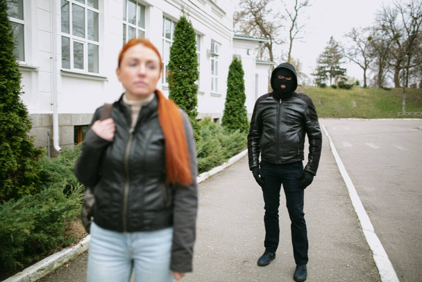 Молодая женщина получает сумки крадут на улице, Остерегайтесь вора, ограбление на молодой рыжеволосой девушке на улице
 - Фото, изображение