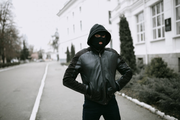 portrét zloděje v masce na ulici - Fotografie, Obrázek