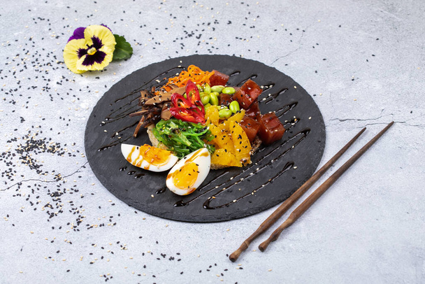 Poke bowl met moshroom, rijst, agg en groenten - Foto, afbeelding
