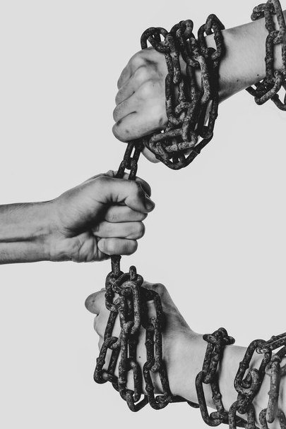 manos humanas en cadenas de hierro
 - Foto, imagen