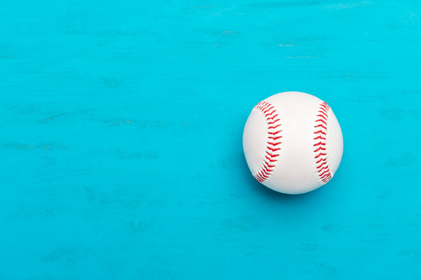 Pelota de béisbol sobre fondo de madera azul
 - Foto, imagen