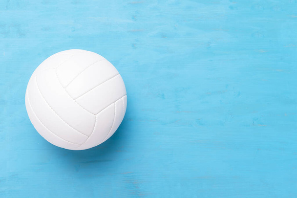Крупним планом волейбольний м'яч на синій підлозі. Концепція онлайн-тренувань
 - Фото, зображення