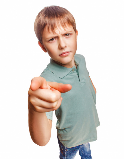 wütender Junge zeigt seinen Finger, um das Böse zu filmen, ist isoliert auf einem W - Foto, Bild