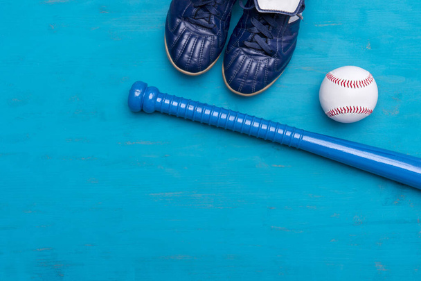 Équipement de baseball sur fond de bois bleu. Concept d'entraînement en ligne
. - Photo, image