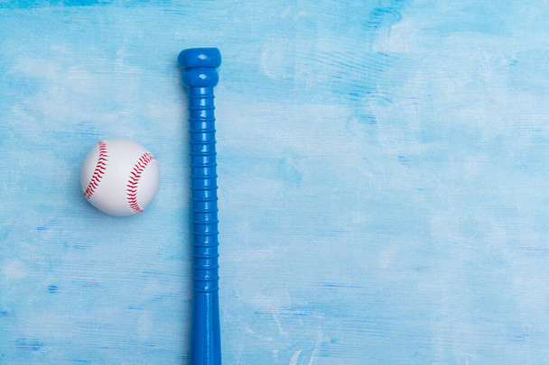 Baseball equipment on blue wooden background. Online workout concept. - Foto, immagini