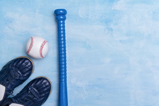 Honkbal uitrusting op blauwe houten ondergrond. Online workout concept. - Foto, afbeelding