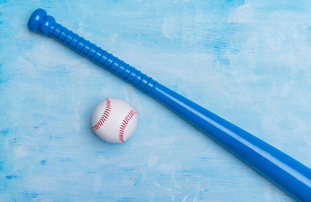 Equipo de béisbol sobre fondo de madera azul. Concepto de entrenamiento en línea
. - Foto, imagen