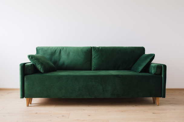 Yastıklı modern yeşil kanepe - Fotoğraf, Görsel