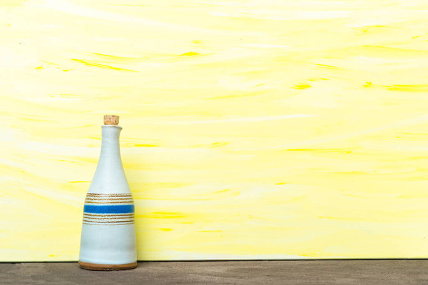 Sarı arka planda şişe - Fotoğraf, Görsel