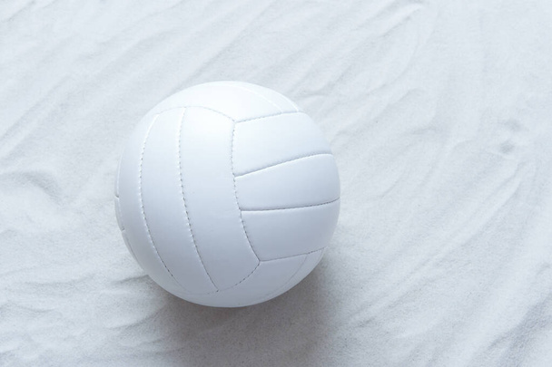  Білий пляжний волейбол на піску. Концепція онлайн-тренувань
 - Фото, зображення